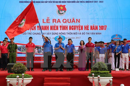 Trưởng ban Dân vận Trung ương Trương Thị Mai và Bí thư thứ nhất Lê Quốc Phong phát động Lễ ra quân Chiến dịch Thanh niên tình nguyện hè năm 2017.